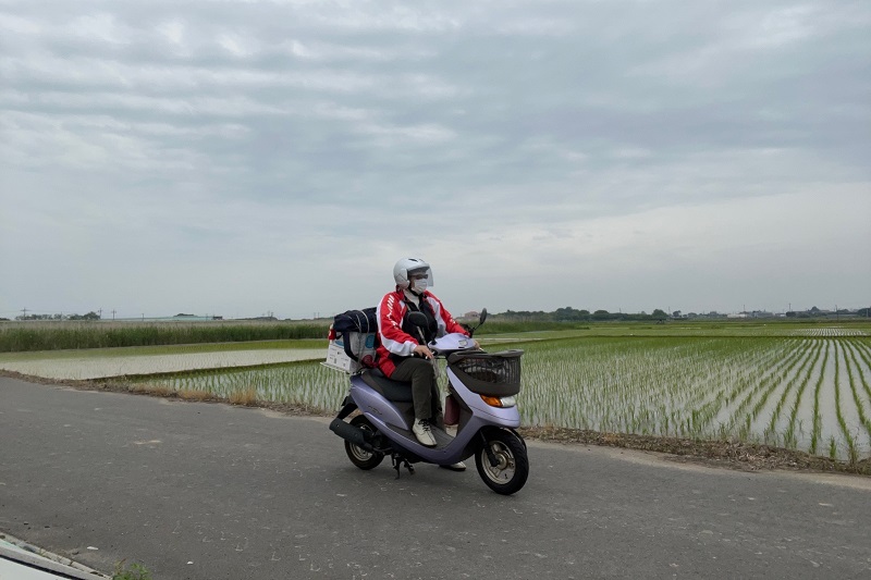 原付バイクで颯爽と走るオバ記者