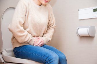 《便座に3分以上座ってはいけない？》トイレで起きる健康リスク、強い「いきみ」が引き起こす血圧…