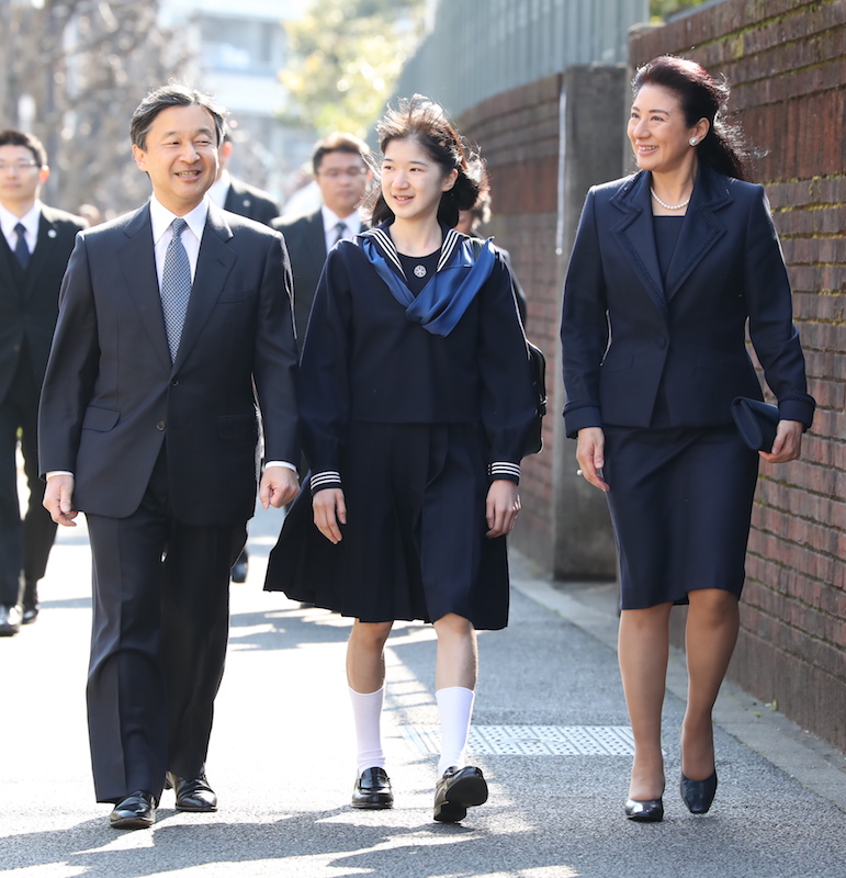 2017年3月、愛子さまの学習院女子中等科の卒業式にご出席の天皇皇后両陛下と愛子さま