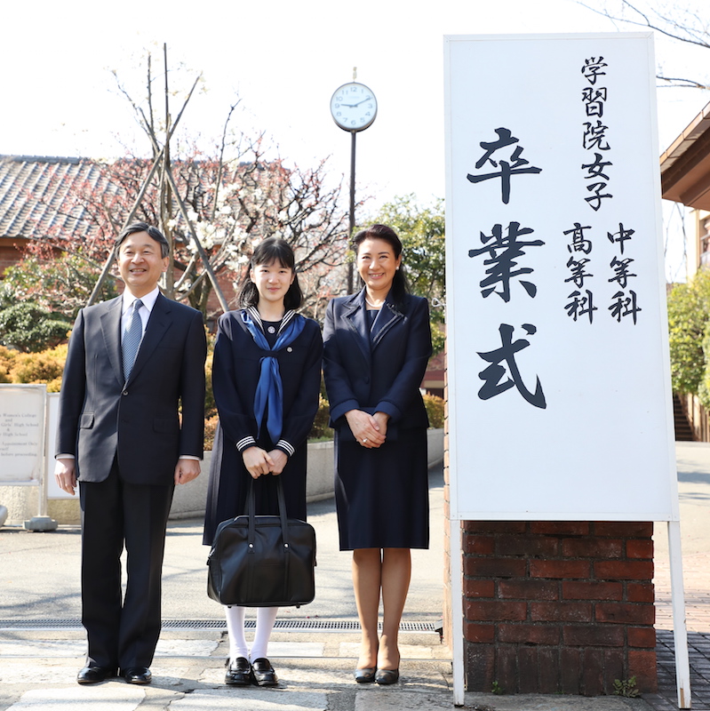 2017年3月、愛子さまの学習院女子中等科の卒業式には、幼稚園の卒園式にも着られたネイビーのジャケットをお召しになった雅子さま（2017年3月22日、Pｈ／JMPA）