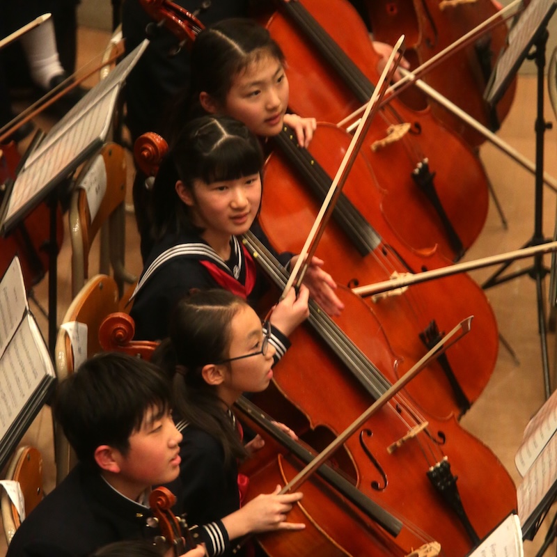 「オール学習院大合同演奏会」でチェロを演奏された愛子さま（2013年4月14日、Ph／JMPA）