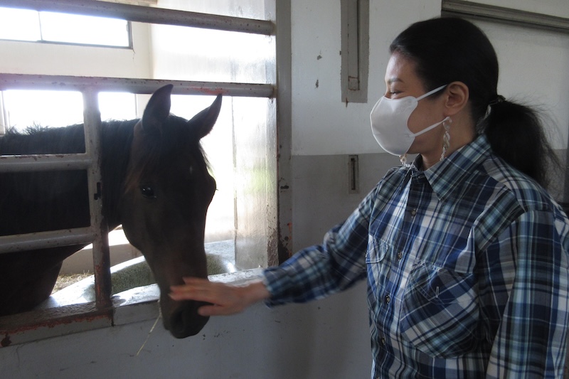 馬を撫でられる雅子さま（2024年5月、Ph／宮内庁提供）