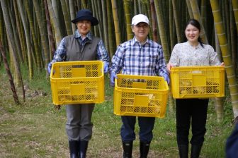 《プライベート写真公開》天皇ご一家、ご静養でたけのこ堀…