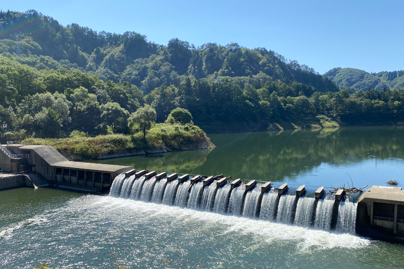 本来ならこんな姿が見えるはず！錦秋湖大滝（貯砂ダム）