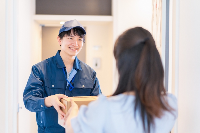 配達の荷物を受け取る女性