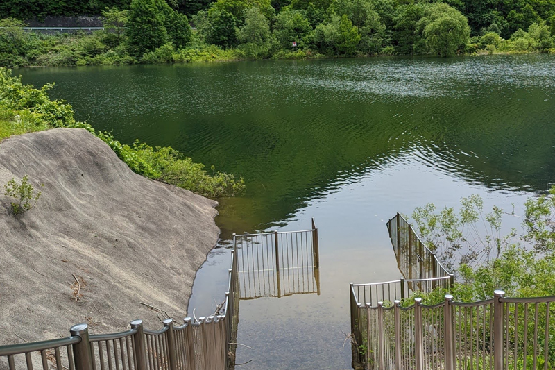 遠く赤い印のところまで水面下にダムがあるはず。ちょっとこの水没もインパクトがあってびっくり！