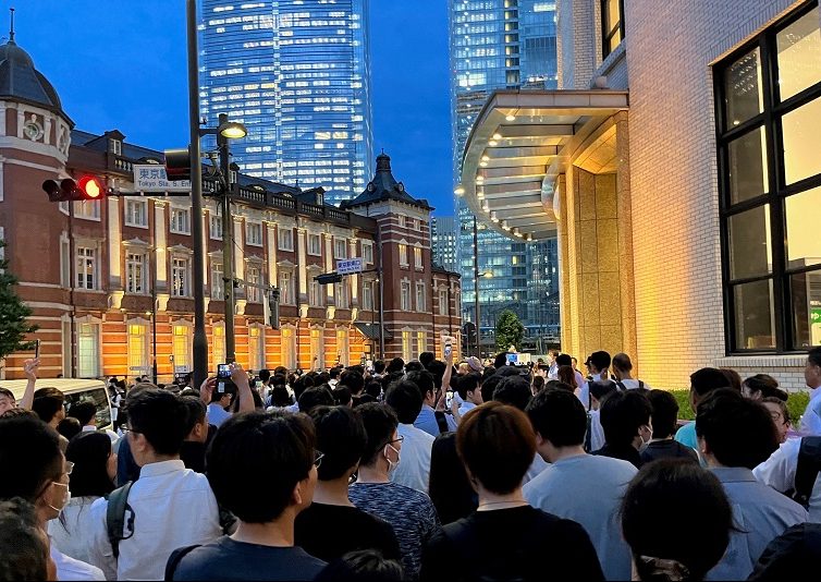 東京駅丸の内口前には夕方にも関わらずたくさんの人が