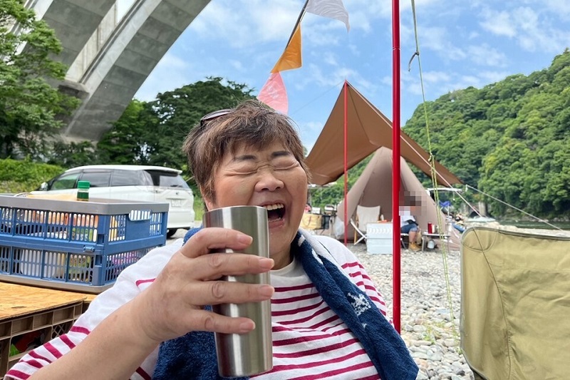 太陽の下で飲むビールおいしかった～