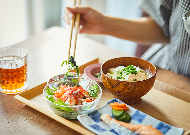 食事する女性