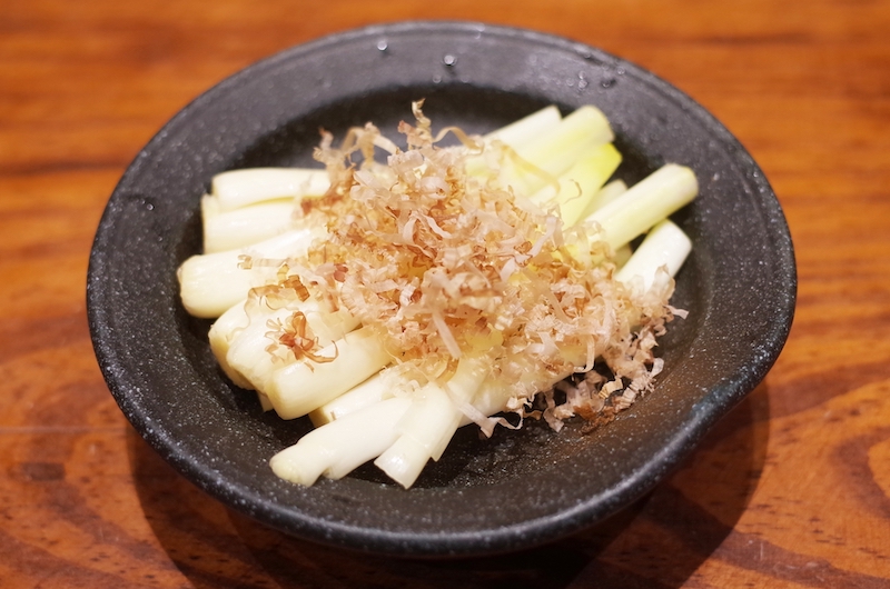 生らっきょうは茎まで食べるのがおすすめ（Ph／photoAC）