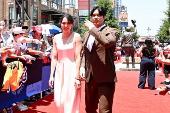 《レッドカーペットで”手つなぎ”姿》大谷翔平は特注の“デコピンスーツ” 　真美子さんのパンツドレ…