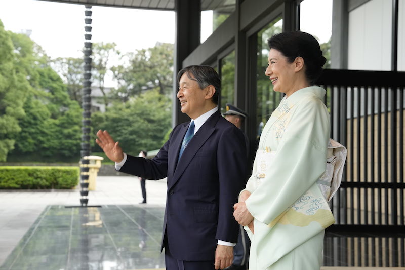 明るく夏らしい色合いのコーディネートのお二人（2024年7月17日、Ph／JMPA）