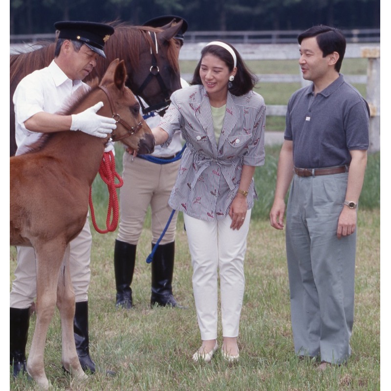 1997年、オマーン国王から贈られたアハージージュとその子、豊歓と過ごされる天皇陛下と雅子さま