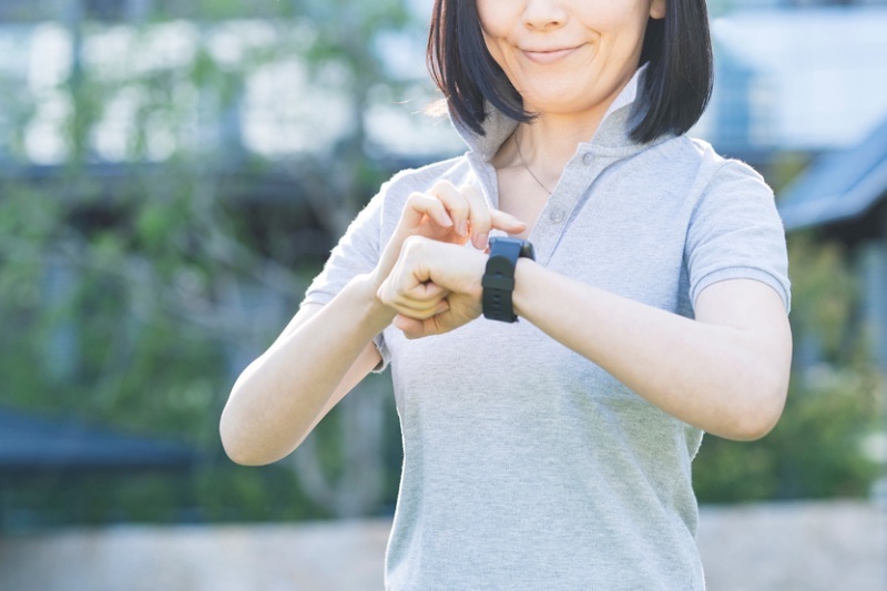 スマートウォッチを見る女性