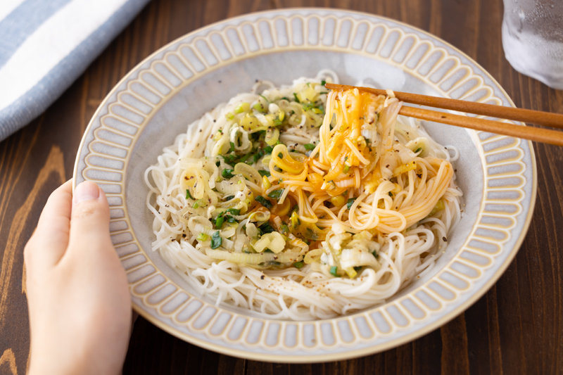 【4】【2】と卵黄をそうめんの上にのせ、黒こしょうをかけたらでき上がり