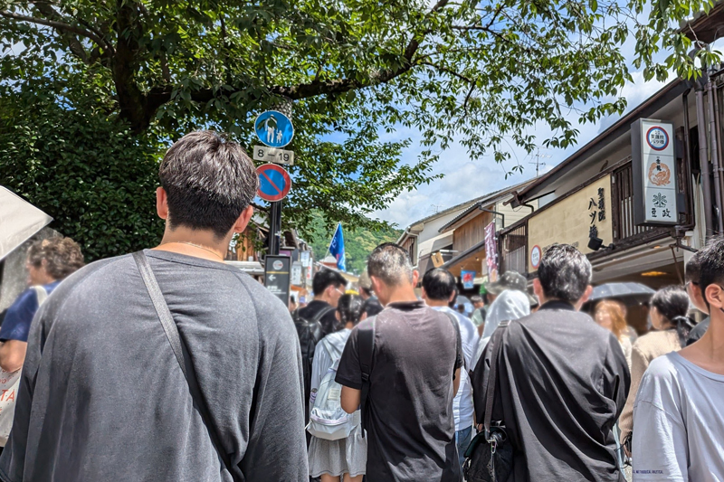 京都駅からバスに並び、降りてからも清水坂は渋谷のクランブル交差点？というほど大混雑