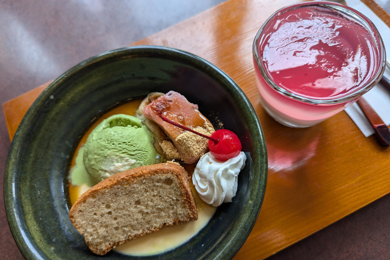 カフェタイムは五龍閣1階にある夢二カフェで。２つのデザートに飲み物がセットでティータイムも豪華。（※現在カフェを含め五龍閣はクローズ中）