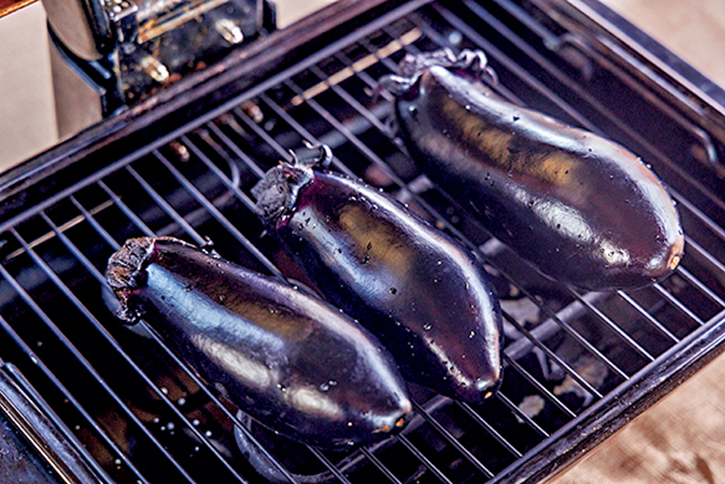 魚焼きグリルに並べたなす