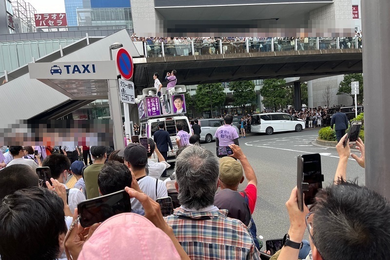 街頭演説でたまたま一緒になった女性は石丸氏が心配で駆けつけたという