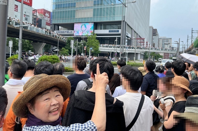 街頭演説には多くの人が……