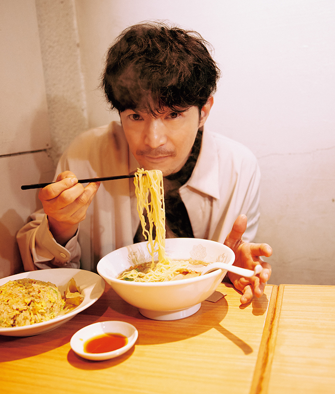 ラーメンを食べる津田健次郎さん