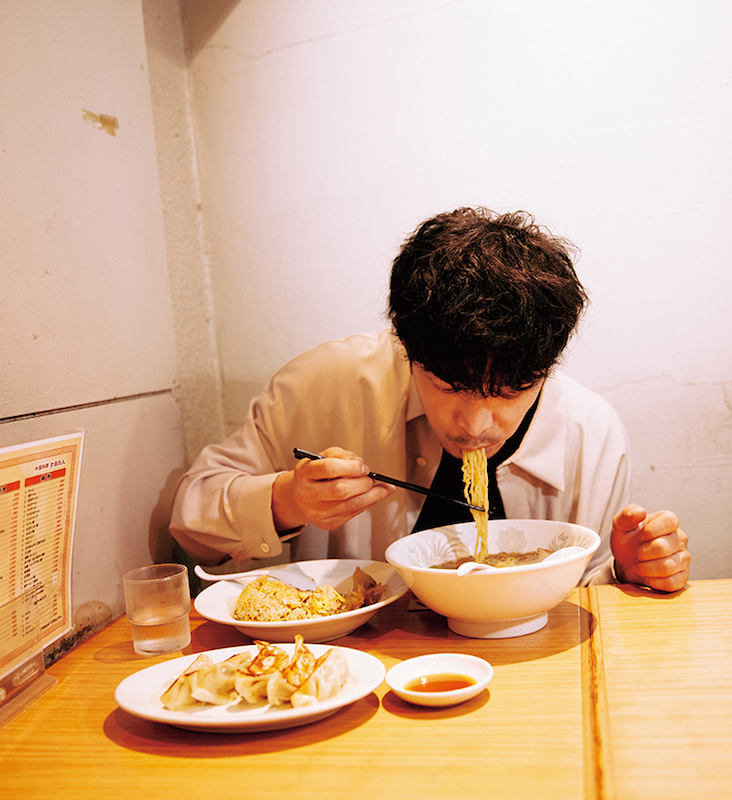 ラーメンを食べる津田健次郎さん