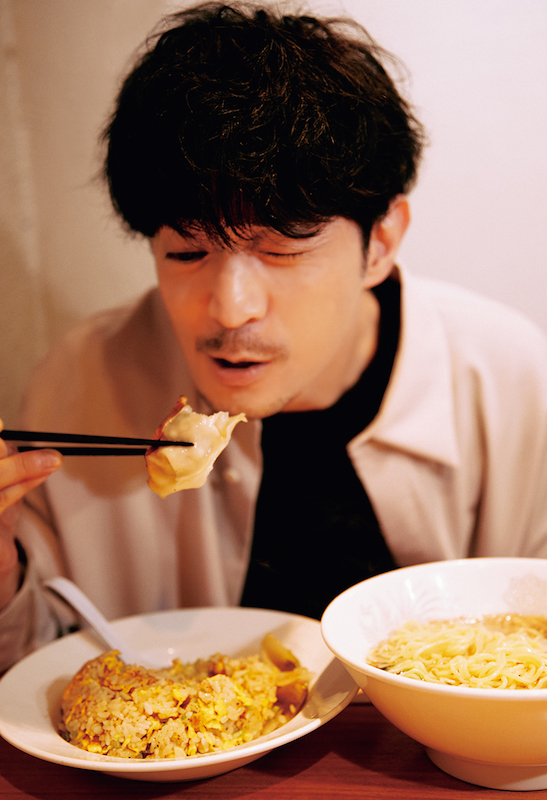 ラーメンを食べる津田健次郎さん