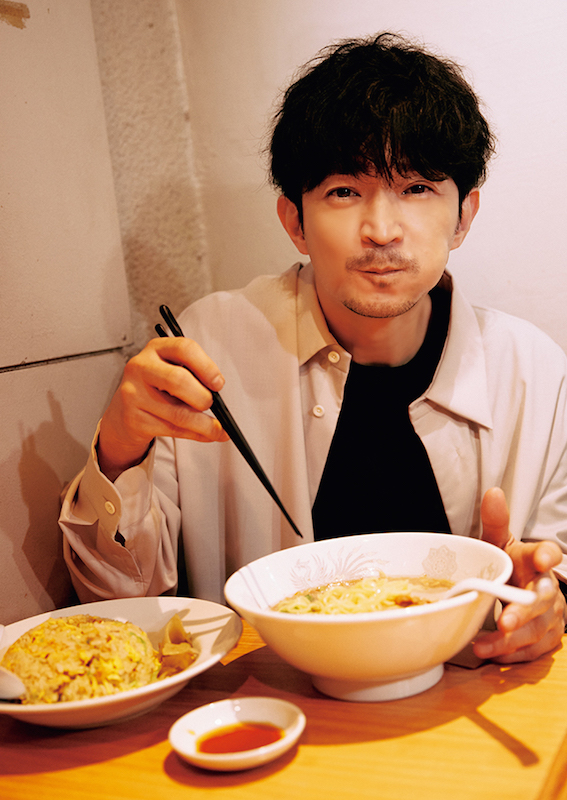 ラーメンを食べる津田健次郎さん