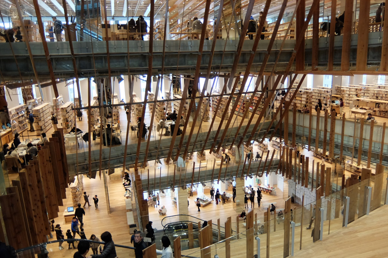 図書館エリアから下をのぞくと……（富山市立図書館キラリ）