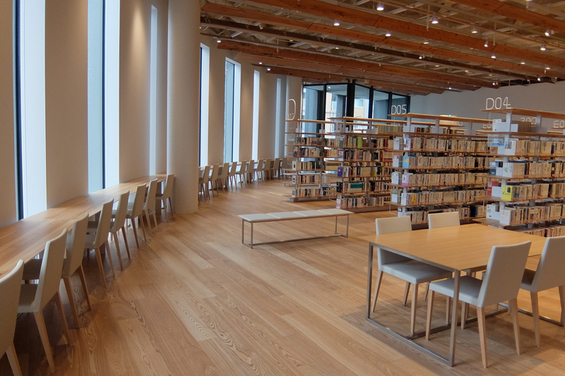 開かれた空間に本が並ぶ（富山市立図書館キラリ）