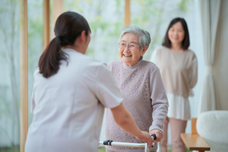 介護士と高齢者