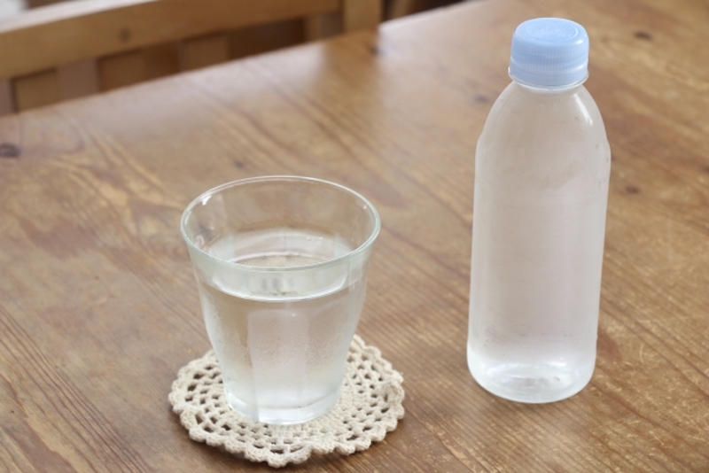 ペットボトルとコップ1杯の水