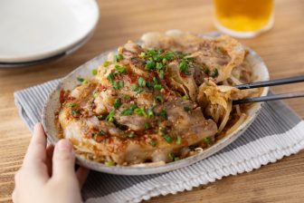 レンチンで即完成！ご飯がすすむ「キャベツともやしの重ね蒸し」【もあいかすみ ラクウマレシピ】