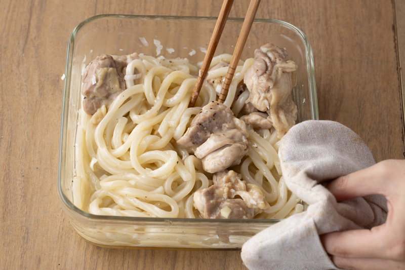 取り出して、鶏もも肉とうどんをほぐす。長ねぎを入れ混ぜ合わせる