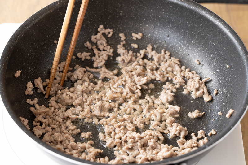 フライパンでオリーブオイルを中火で熱し、豚ひき肉に塩・こしょうをして焼き色がつくまで炒める