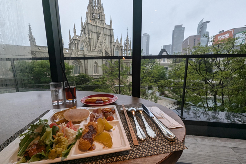 目覚めがいいと朝食もおいしい。朝食会場から大聖堂を望む