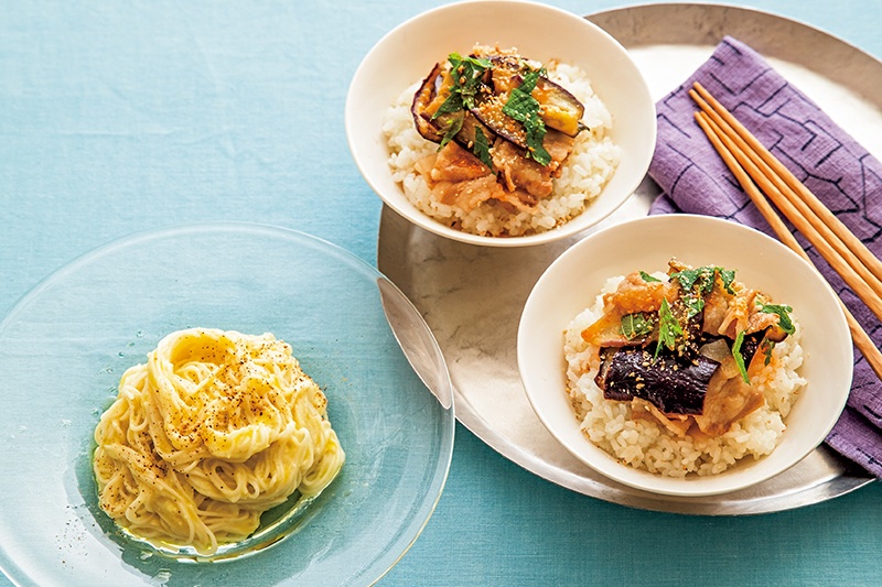 夏に大活躍の「なすのそうめんカッペリーニ」（左）と「豚バラとなすのピリ辛のっけご飯」（右）