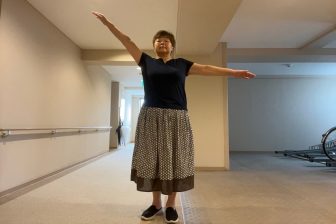 67歳オバ記者、60代にして初の「五十肩」　”悲鳴があがる痛み”をどう乗り越えているのか？