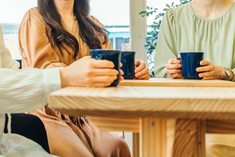 お茶をする3人の女性