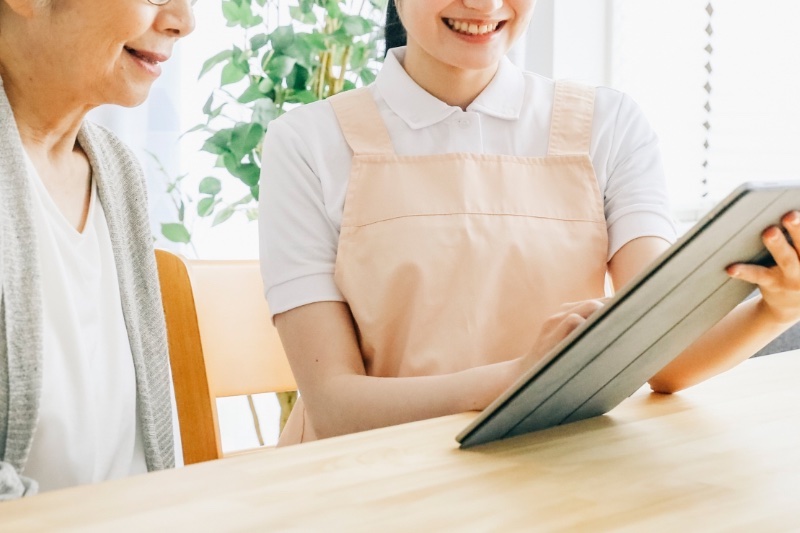 老後の面倒を誰に見てもらうかも考えておく必要がある（写真／photoAC）