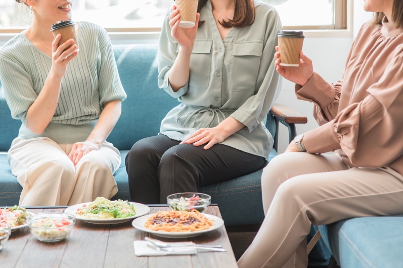 カップを手に持つ3人の女性