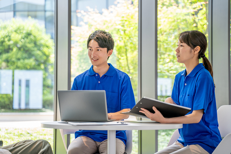 高齢者施設で働く人のイメージ