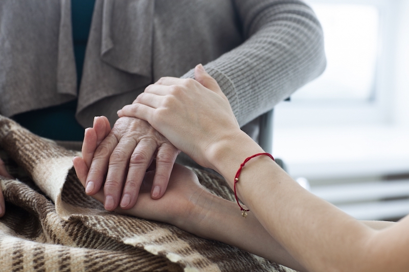 おひとりさまの介護問題を解決するには？（写真／photoAC）