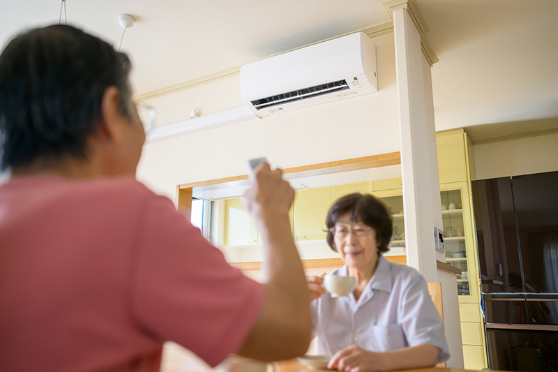 高齢者ではエアコンをつけずに体調を崩すケースが頻発（写真／PIXTA）