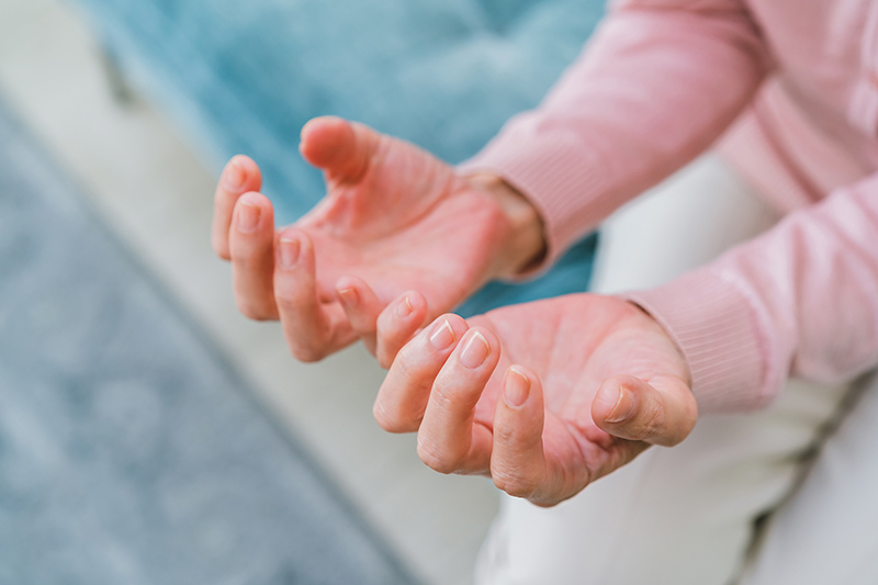 前兆として顔や手がしびれるなどのまひ症状が出ることが多い（写真／PIXTA）