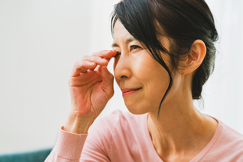 片目だけがかすむなどの異変が生じたら脳出血の可能性が（写真／PIXTA）