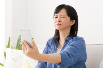 放っておくとますます悪化！「スマホ老眼」はどう食い止める？ツボ押し、目のエクササイズ、サポ…