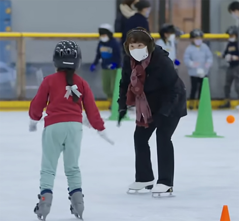 スケートリンクで滑る子供