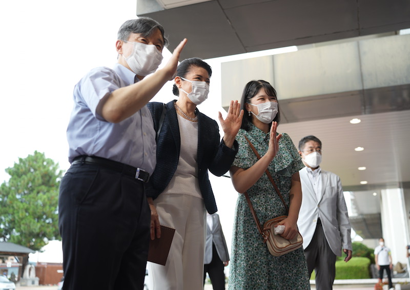 ご静養のため栃木県にある那須御用邸へ向けご出発の天皇皇后両陛下と愛子さま