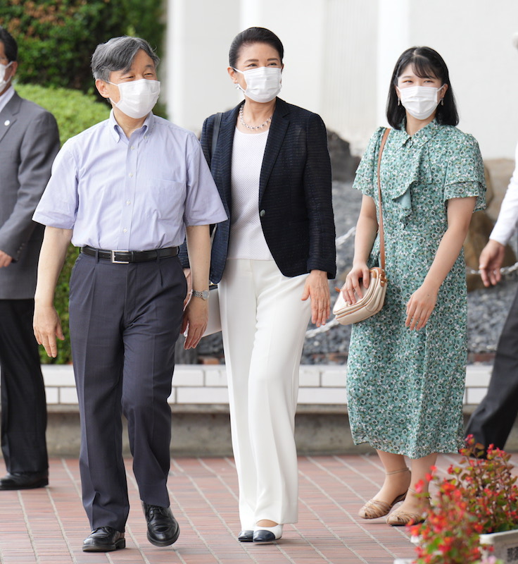 ご静養のため栃木県にある那須御用邸へ向けご出発の天皇皇后両陛下と愛子さま